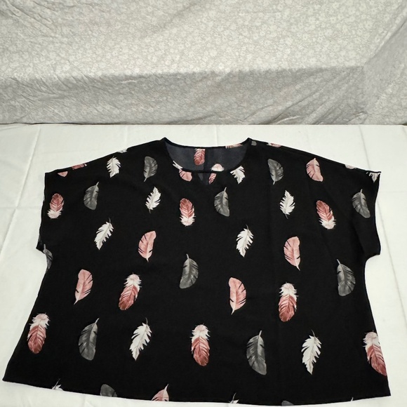 woman black blouse with leaves pattern - Picture 1 of 3